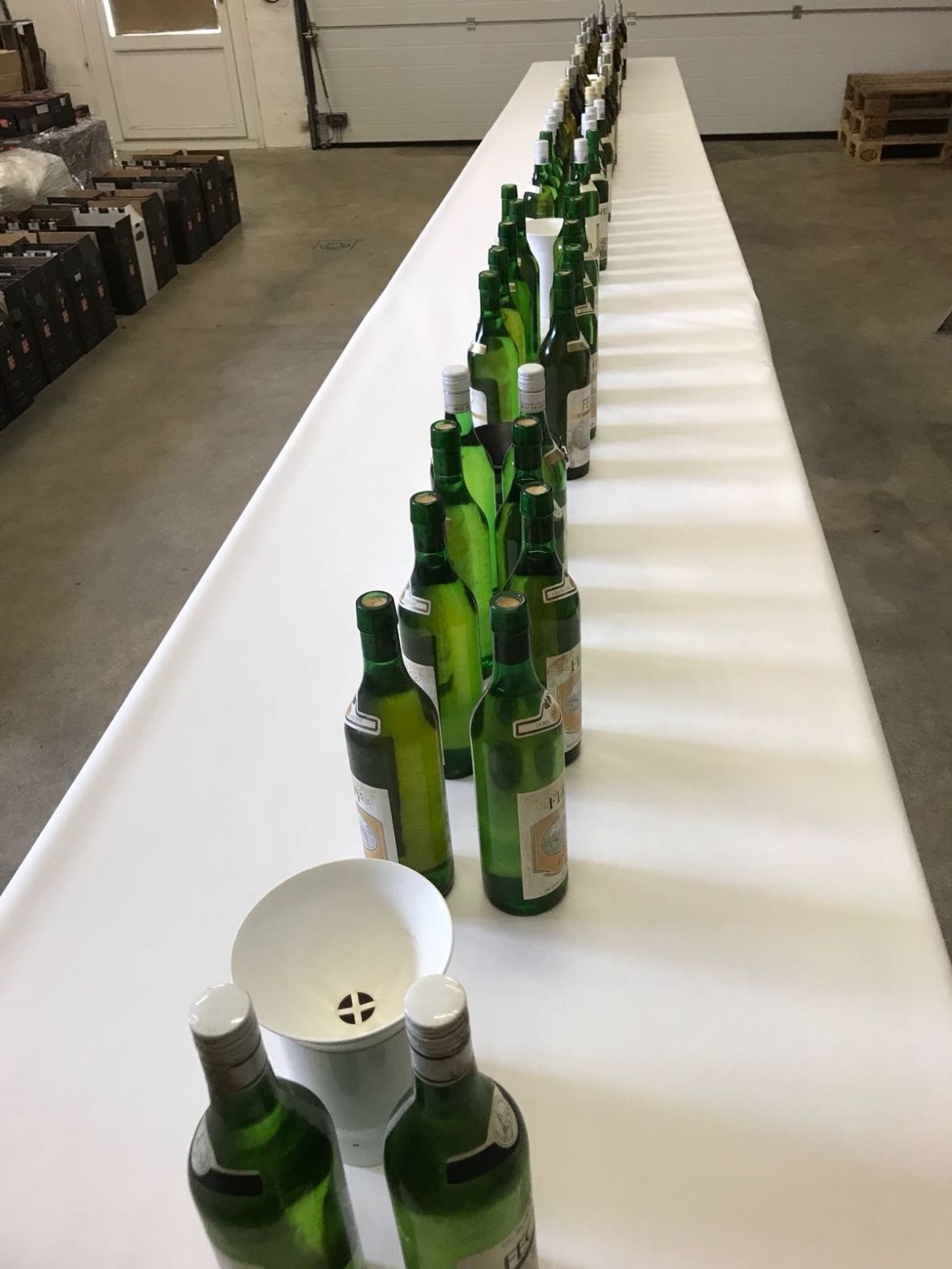 Bottiglie allineate per una degustazione